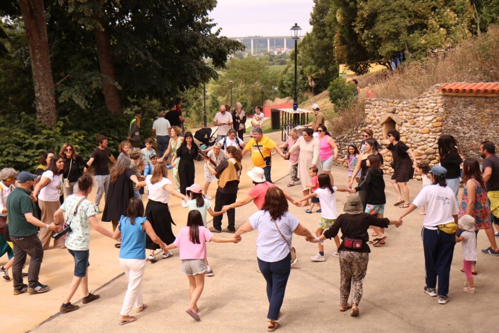 Famílias em roda durante uma atividade do Festival i! no Parque Municipal da Alta Vila.