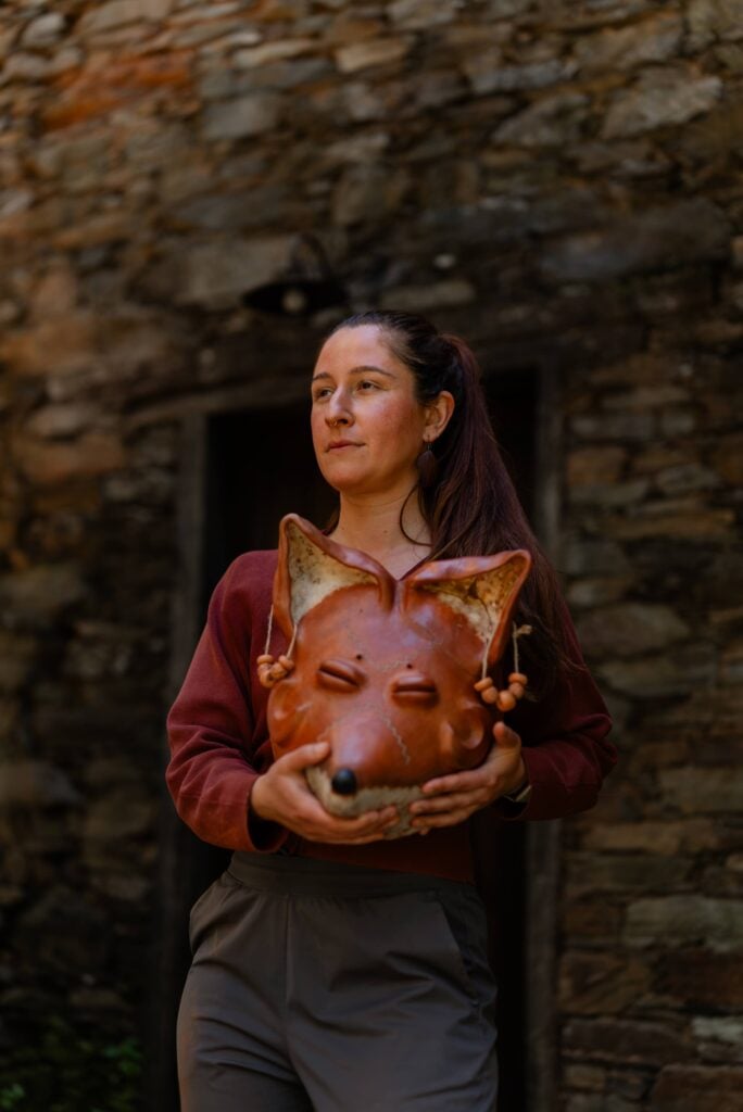 Máscara em cerâmica de Catarina Serra em exposição Máscaras que somos no Museu de Lisboa – Teatro Romano