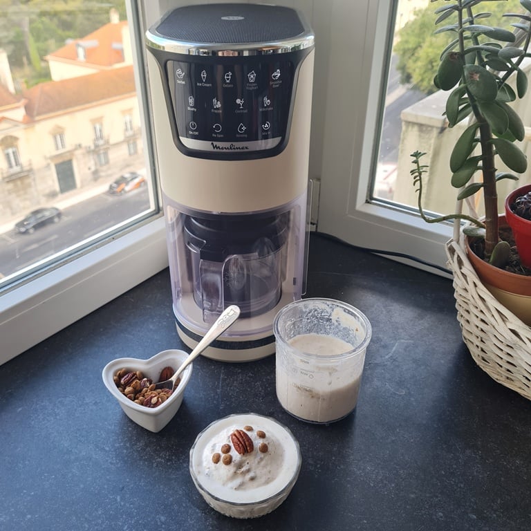 Gelado de baunilha com topping de speculoos e nozes pecan