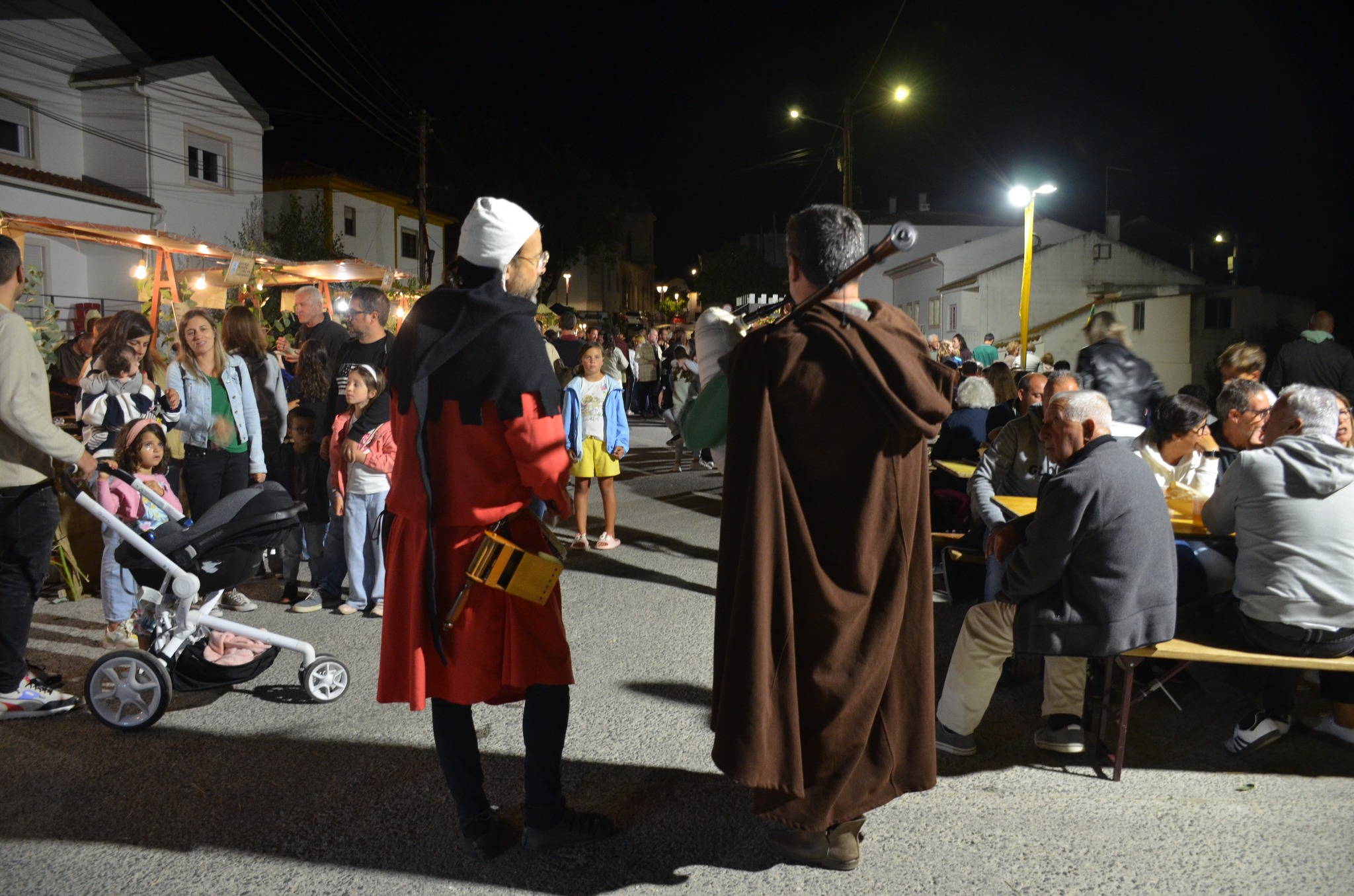 Músicos em trajes medievais animam o Festim Medieval de Atouguia da Baleia