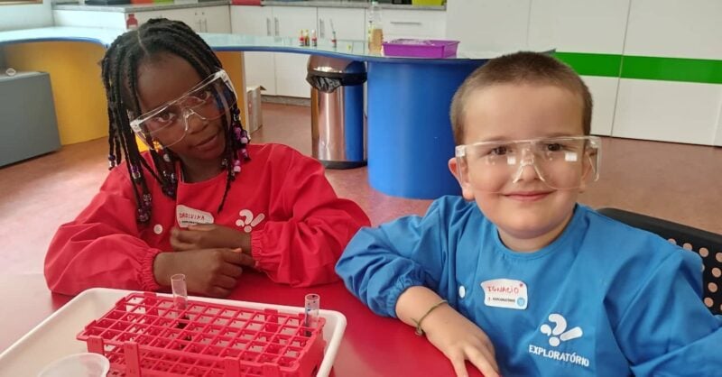 Criança com bata e óculos de proteção no UC Exploratório – Centro Ciência Viva de Coimbra
