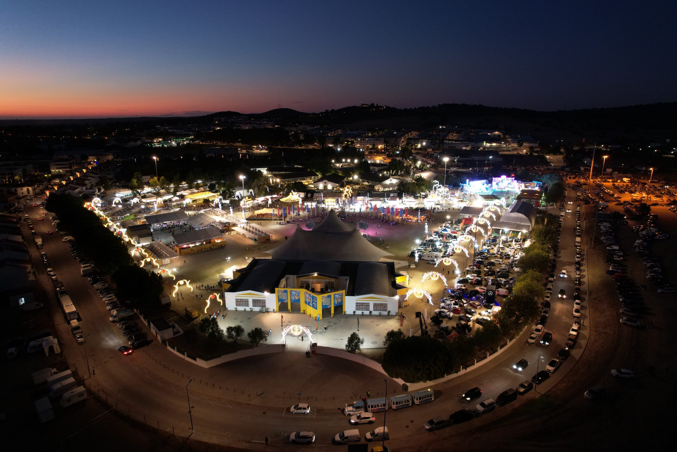 Vista aérea iluminada do recinto da Feira da Luz e Expomor em Montemor-o-Novo