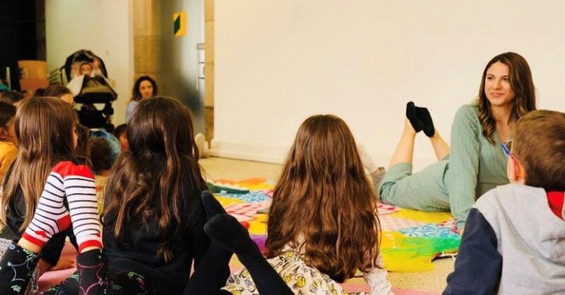 Crianças participam numa sessão ContArtYoga em Aveiro
