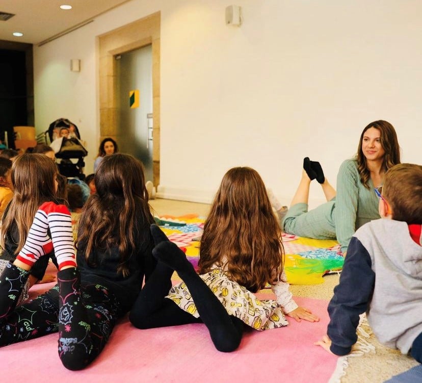 Crianças participam numa sessão ContArtYoga em Aveiro