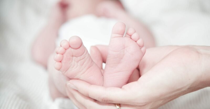 A importância do toque no desenvolvimento do bebé