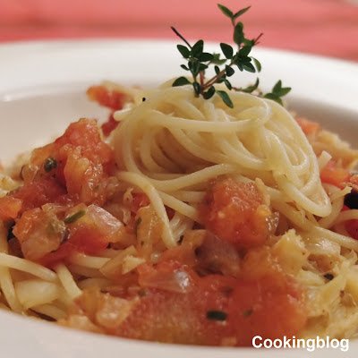 Spaghetti com molho rústico de tomate, bacalhau e oregãos