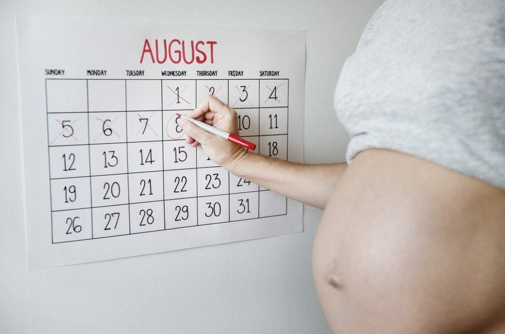 prematuridade - Foto Unsplash - mulher grávida a contar os dias da gestação num calendário