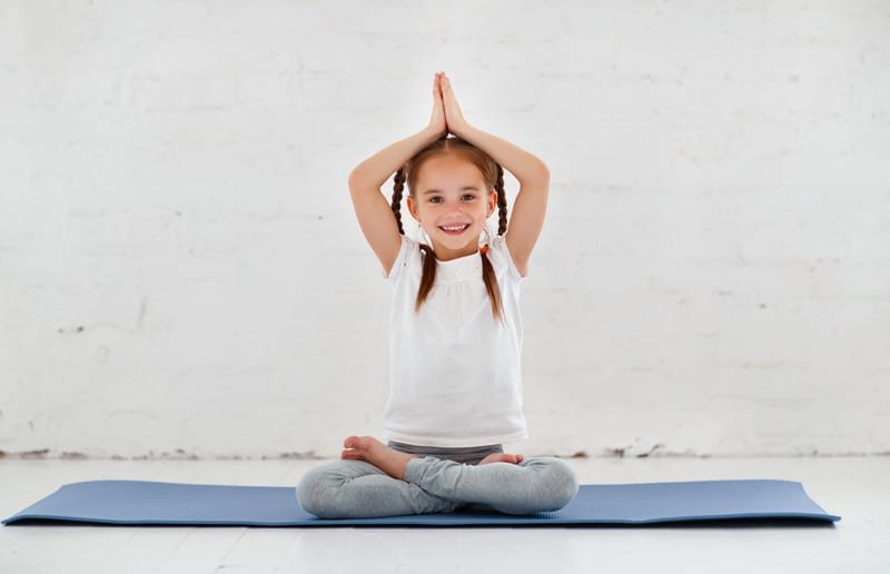 Yoga criancas jovens nas escolas