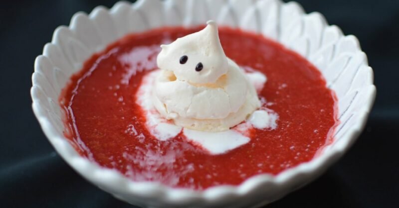 Receita de Halloween - fantasma de suspiro em banho de sangue de morango