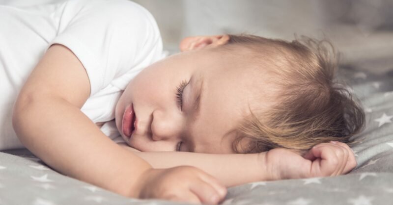 Quantas horas de sono o bebé deve dormir?