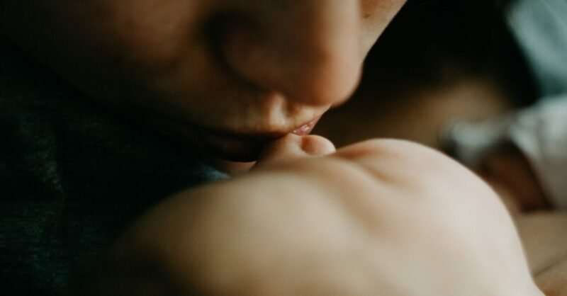beijar bebé