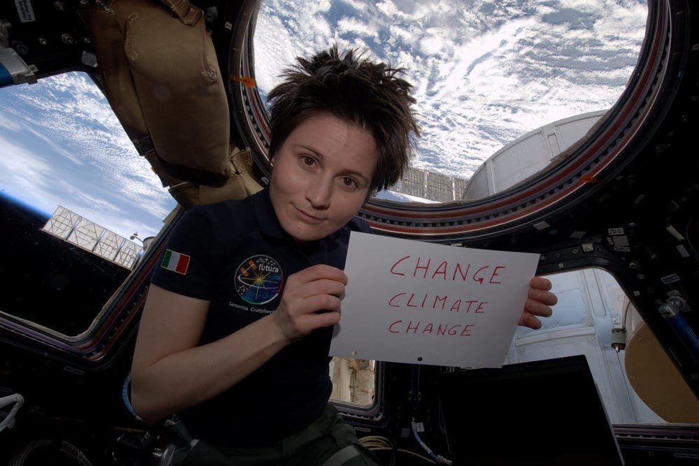 Hora do Planeta - Italian astronaut Samantha Cristoforetti holds up a sign for Earth Hour 2015