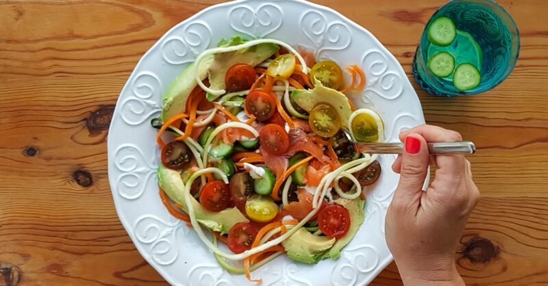 Receitas saudaveis com espiralizador: salada de courgete e salmão fumado