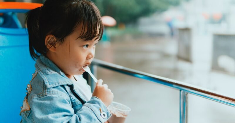 Crianças tristes comem demais? Estudos dizem que sim!