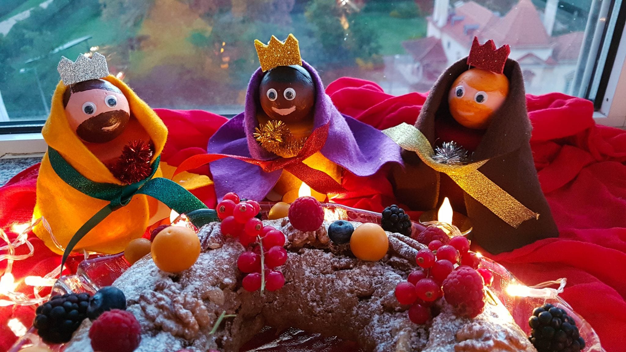bolo rei de iogurte e reis magos - decorações de Natal recicladas