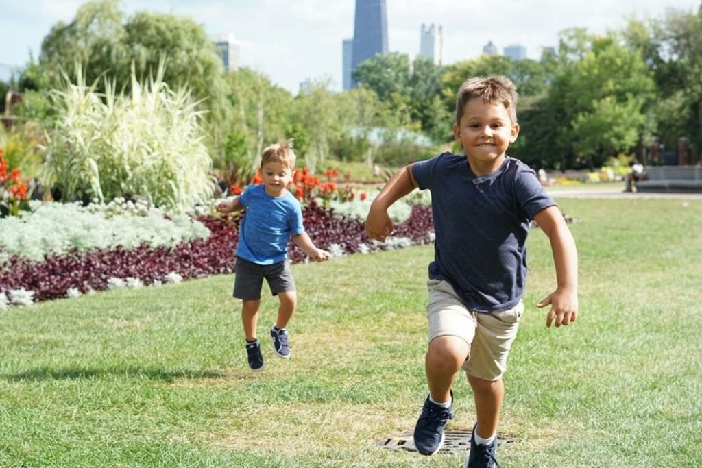 hiperatividade - foto unsplash - dois meninos a correrem