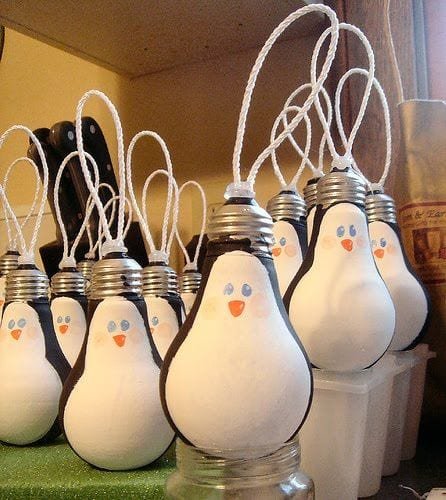 decoração de natal com material reciclado pinguins lampadas