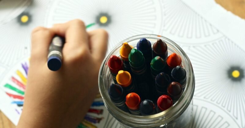 criatividade na sala de aula - menino ou menina a pintar