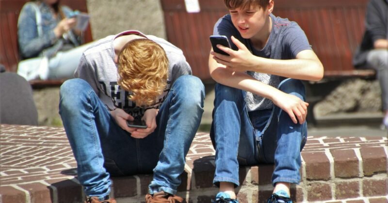 Jovens no telemóvel