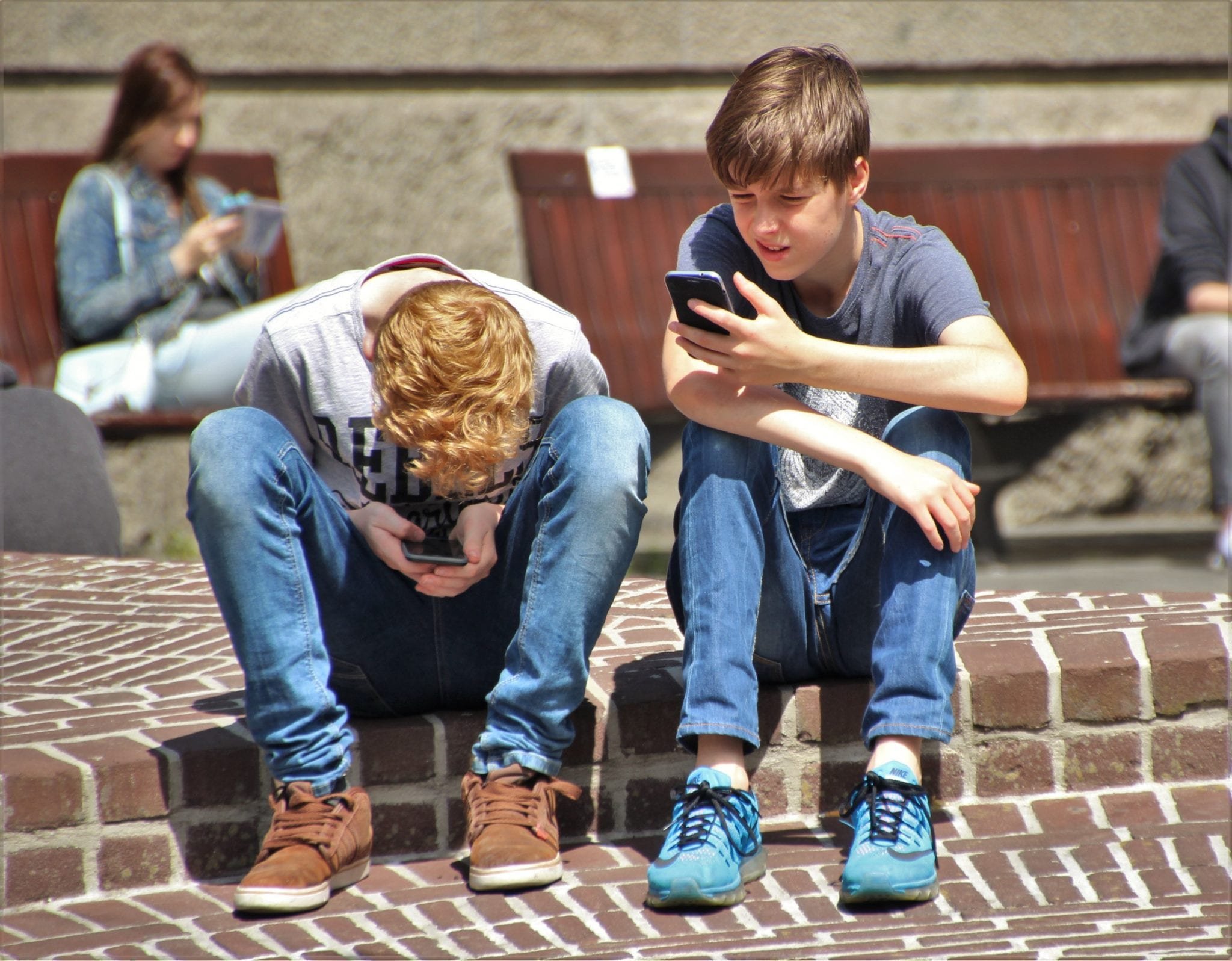 Jovens no telemóvel