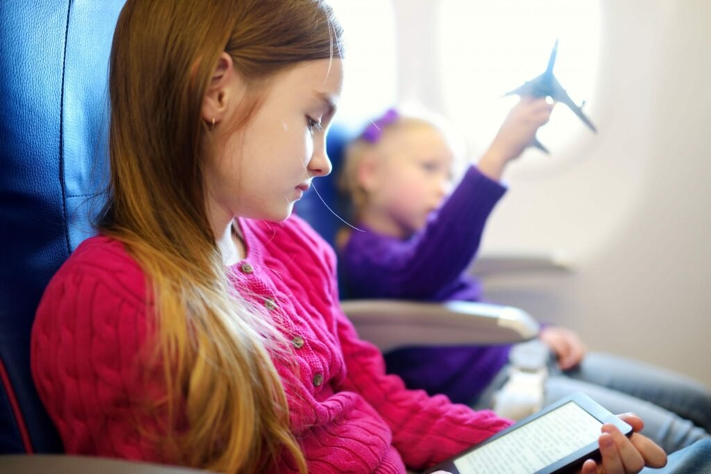 Menina a ler em avião
