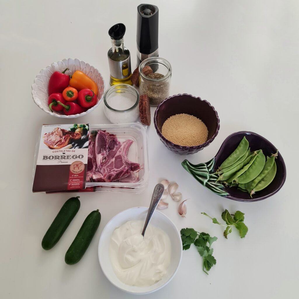 Ingredientes Costeletas de borrego grelhadas são deliciosas e casam maravilhosamente com cuscuz, legumes salteados e um molho tzatziki 