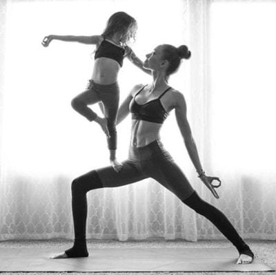 benefícios do yoga - foto Pinterest - criança a fazer yoga com a mãe