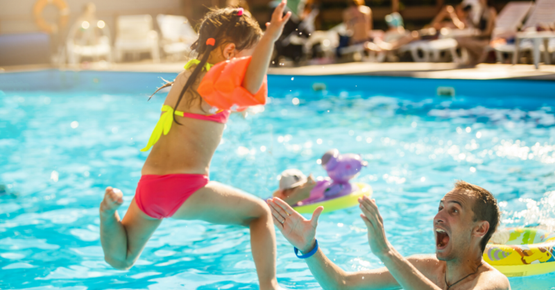 Jogos na água em família – divirtam-se com as crianças na praia ou na piscina