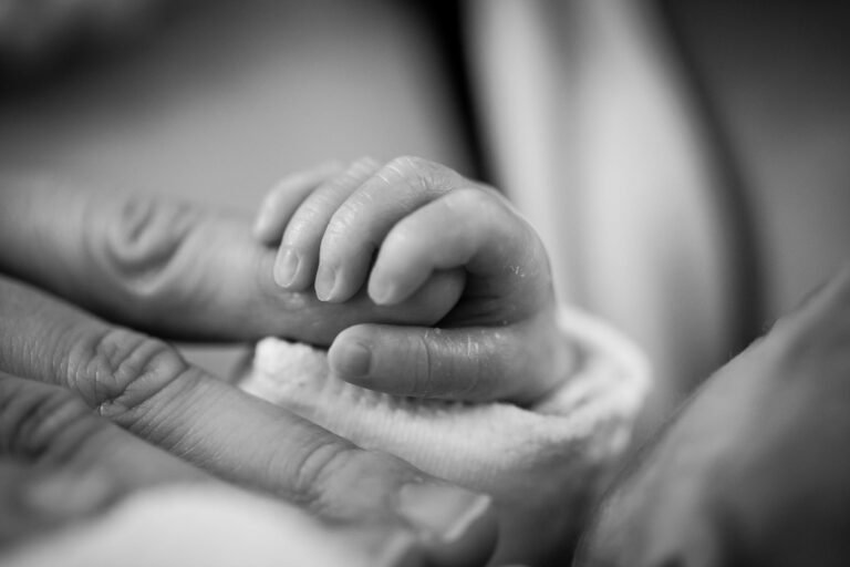 prematuridade - foto pixabay - bebé prematuro agarrando o dedo do pai ou mãe